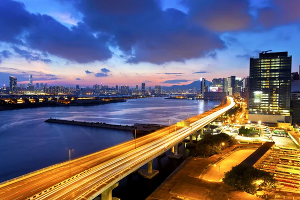 Sunset cidade moderna viaduto — Fotografia de Stock