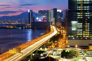 modern şehir Üstgeçit geceleri