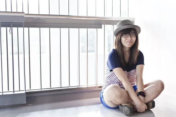 Asiática mujer sentado con sonrisa —  Fotos de Stock