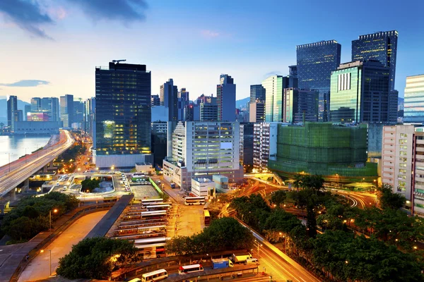 Modernes Büro bei Sonnenuntergang in Hongkong — Stockfoto