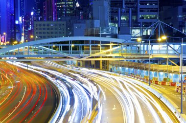 trafik ışığı eğri çizgiler yolda saatinde