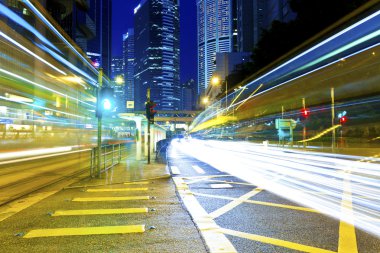 hong Kong modern binanın arka planlar üzerinde ışık rotaları