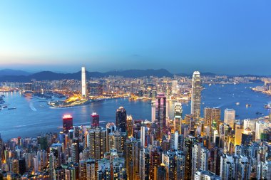 Geceleyin Hong Kong silueti