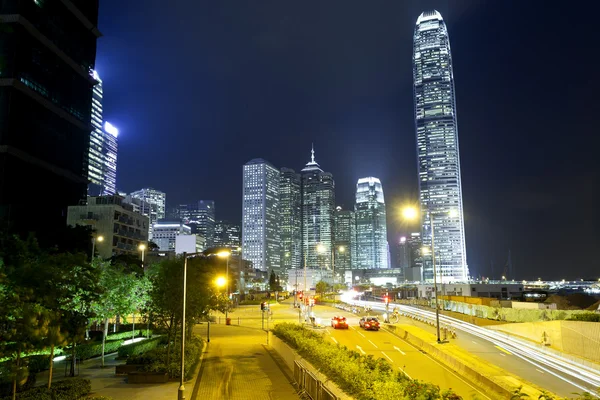 Hong Kong traffico e grattacieli uffici di notte — Foto Stock