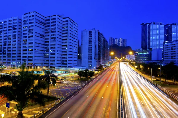 Tráfico en la ciudad por la noche — Foto de Stock