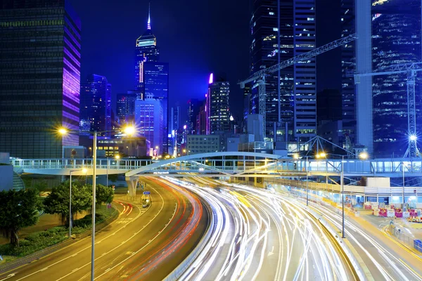 Ciudad de Hong Kong por la noche con senderos ligeros — Foto de Stock