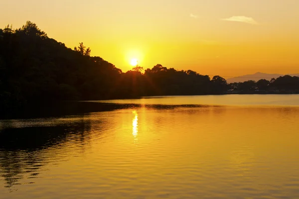 Zonsondergang vijver in Hong Kong — Stockfoto