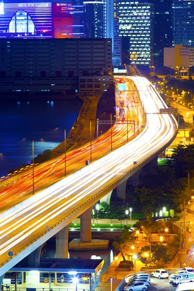 Tráfego ocupado na estrada à noite — Fotografia de Stock