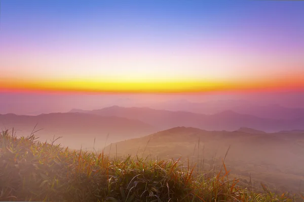 Maestoso paesaggio montano mattutino con cielo colorato — Foto Stock