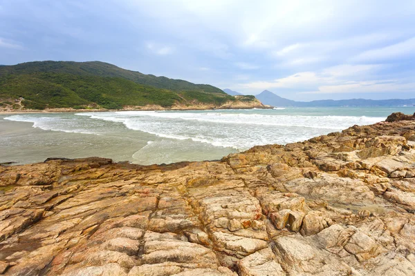 美丽的海岸线，在多岩石的海岸 — 图库照片