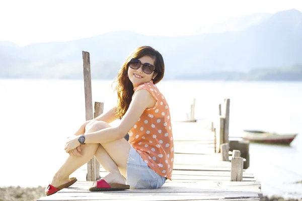 Mujer asiática sonrisa a la luz del sol — Foto de Stock