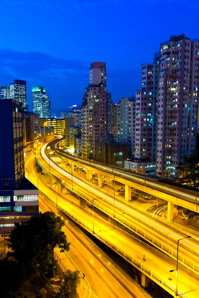 在晚上在香港的高架快速路 — 图库照片