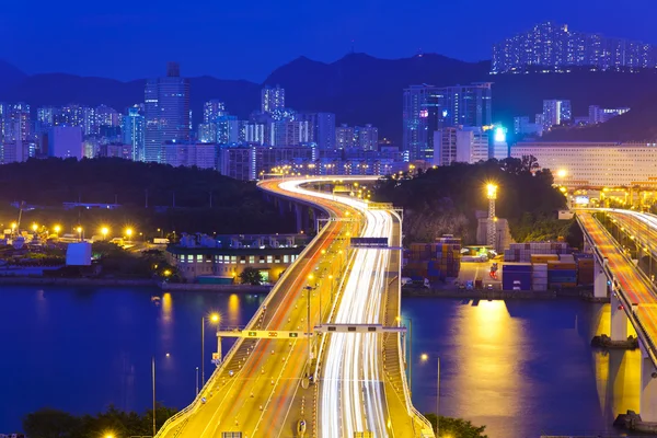 Autopista moderna en la ciudad por la noche — Foto de Stock