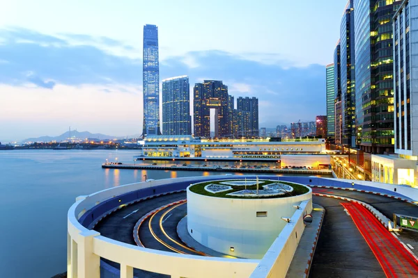 Coucher de soleil été dans le centre-ville de Hong Kong avec des immeubles de grande hauteur — Photo