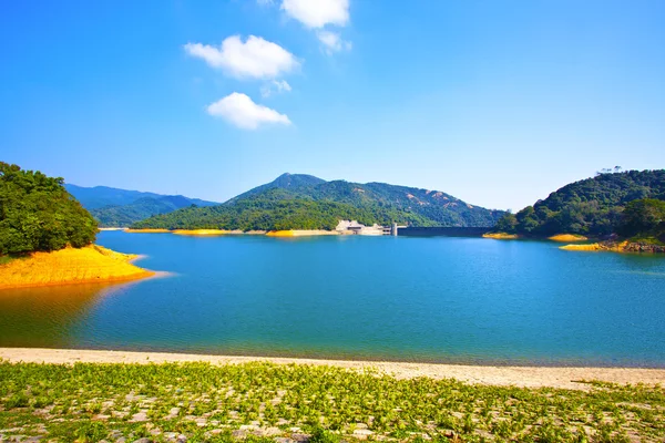 Prachtige blauwe duidelijk water langs het meer in hong kong — Stockfoto