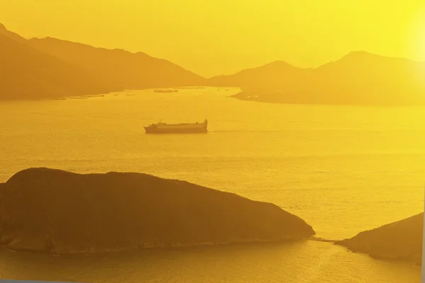 Coucher de soleil océan le long des montagnes avec des navires en mouvement — Photo