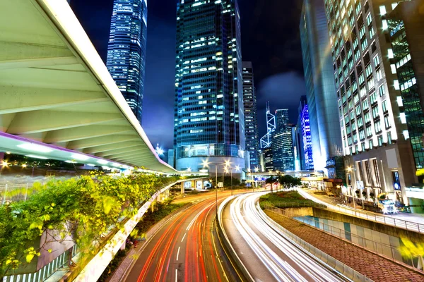 Tráfico de la ciudad por la noche — Foto de Stock