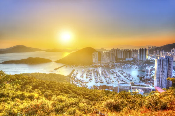 Puesta de sol en el puerto de Aberdeen en Hong Kong — Foto de Stock