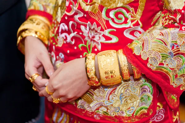 Zahlreiche goldene Hochzeitsarmbänder an chinesischer Braut — Stockfoto