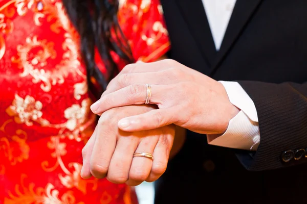 Couple holding hands in wedding day — Stock Photo, Image