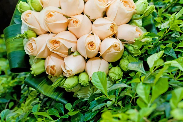 Bellissimo bouquet di fiori pronti per la grande cerimonia nuziale — Foto Stock