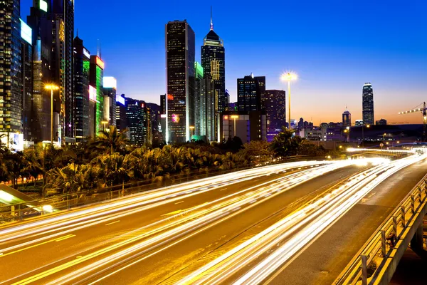 Modern stadstrafik på kvällen i hong kong — Stockfoto