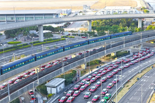 Autostrada nella città moderna con treno in movimento — Foto Stock