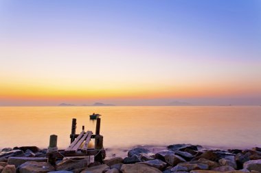 gün batımında hong Kong ahşap köprü