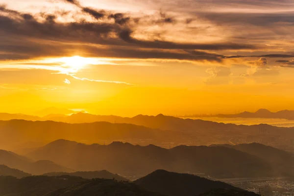 Tramonto al paesaggio montano — Foto Stock