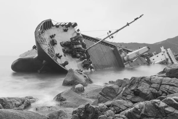 Seascape black and white image of an abandoned ship — Stock Photo, Image