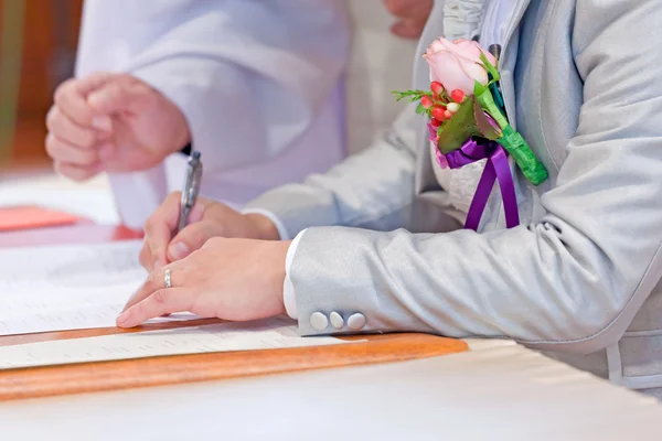 Wedding couple leaving their signatures — Stock Photo, Image