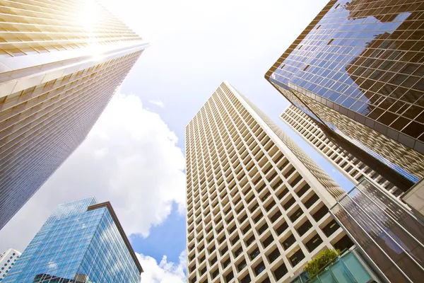 düşük açılı çekim modern Cam şehir binaları