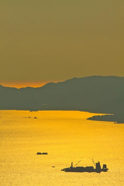 Bulkfartyget fartyget vid solnedgången i havet — Stockfoto