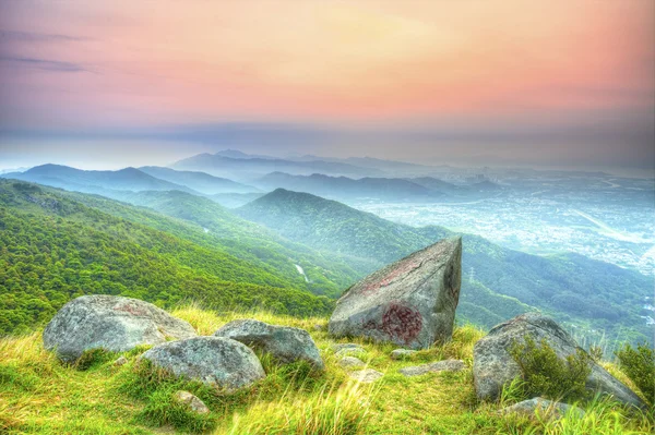 Zonsondergang op berglandschap in hong kong — Stockfoto