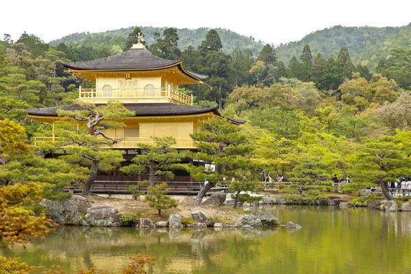 Kinkakuji Temple (Den gyllene paviljongen) i Kyoto, Japan. — Stockfoto