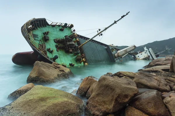 난파 배 바위 해안을 따라 — 스톡 사진