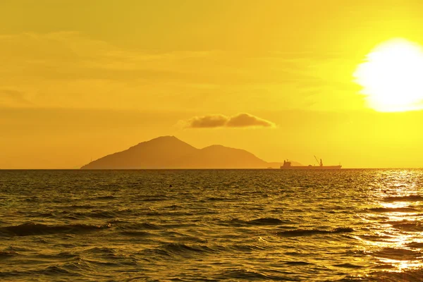Frachtcontainerschiff fährt bei Sonnenuntergang — Stockfoto