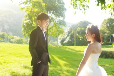 Gelin ve damat parkta