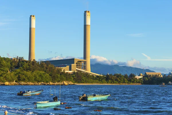 Usina elétrica ao longo da costa — Fotografia de Stock