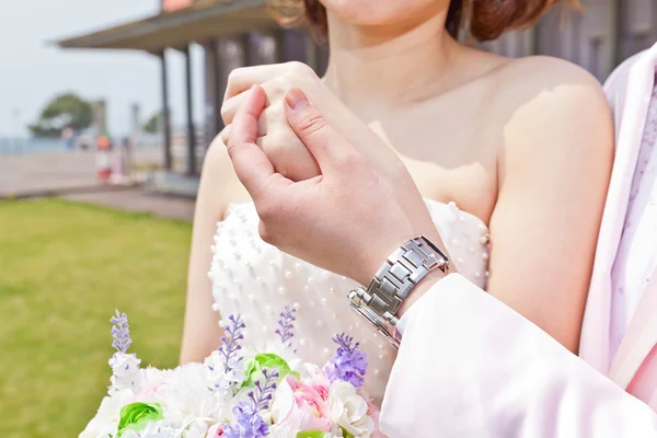 Pareja cogida de la mano — Foto de Stock