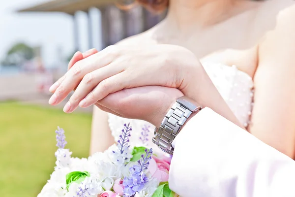 Couple hands closed together outdoors — Stock Photo, Image