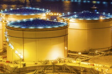 hong Kong gece petrol tankları