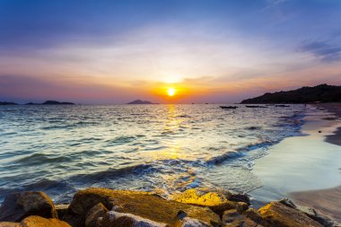 Sunset beach ile renkli gökyüzü üzerinde