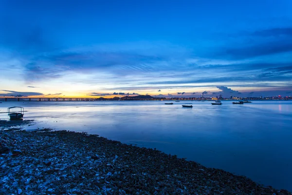 Zonsondergang langs de kust in hong kong — Stockfoto