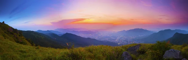 Pôr do sol da montanha em um dia de verão no vale — Fotografia de Stock