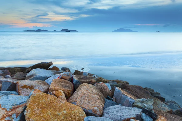 在美丽的多岩石的海岸线黎明日落景观 — 图库照片