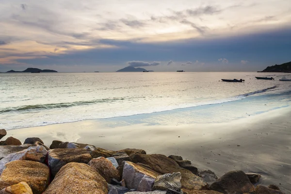 Pôr do sol sobre o oceano na costa de Hong Kong — Fotografia de Stock