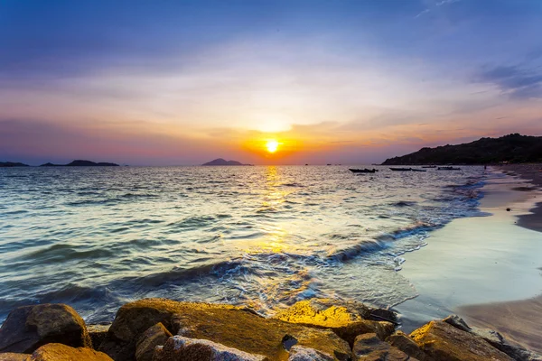 Puesta de sol sobre la playa con cielo colorido — Foto de Stock