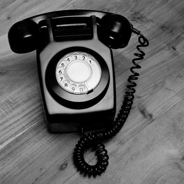 Черно-белый ретро-телефон
