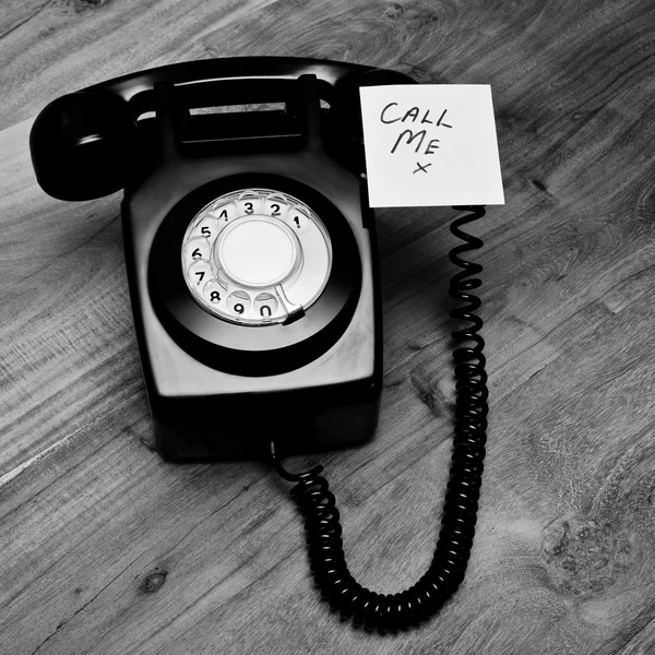 Černý retro telefon s upomínku — Stock fotografie